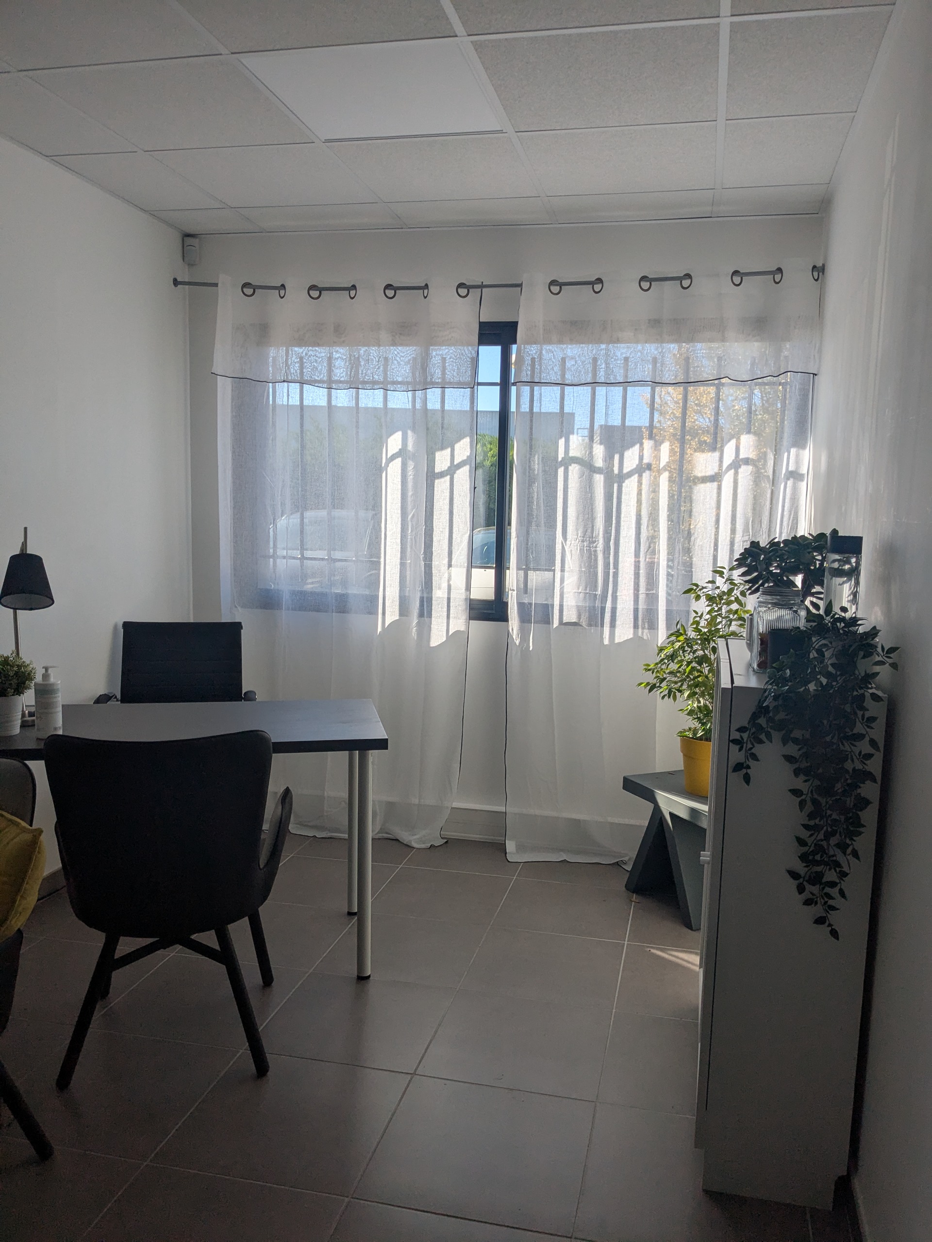Bureau ou Cabinet pour Thérapeute ou Esthétique à Aix-EGUILLES