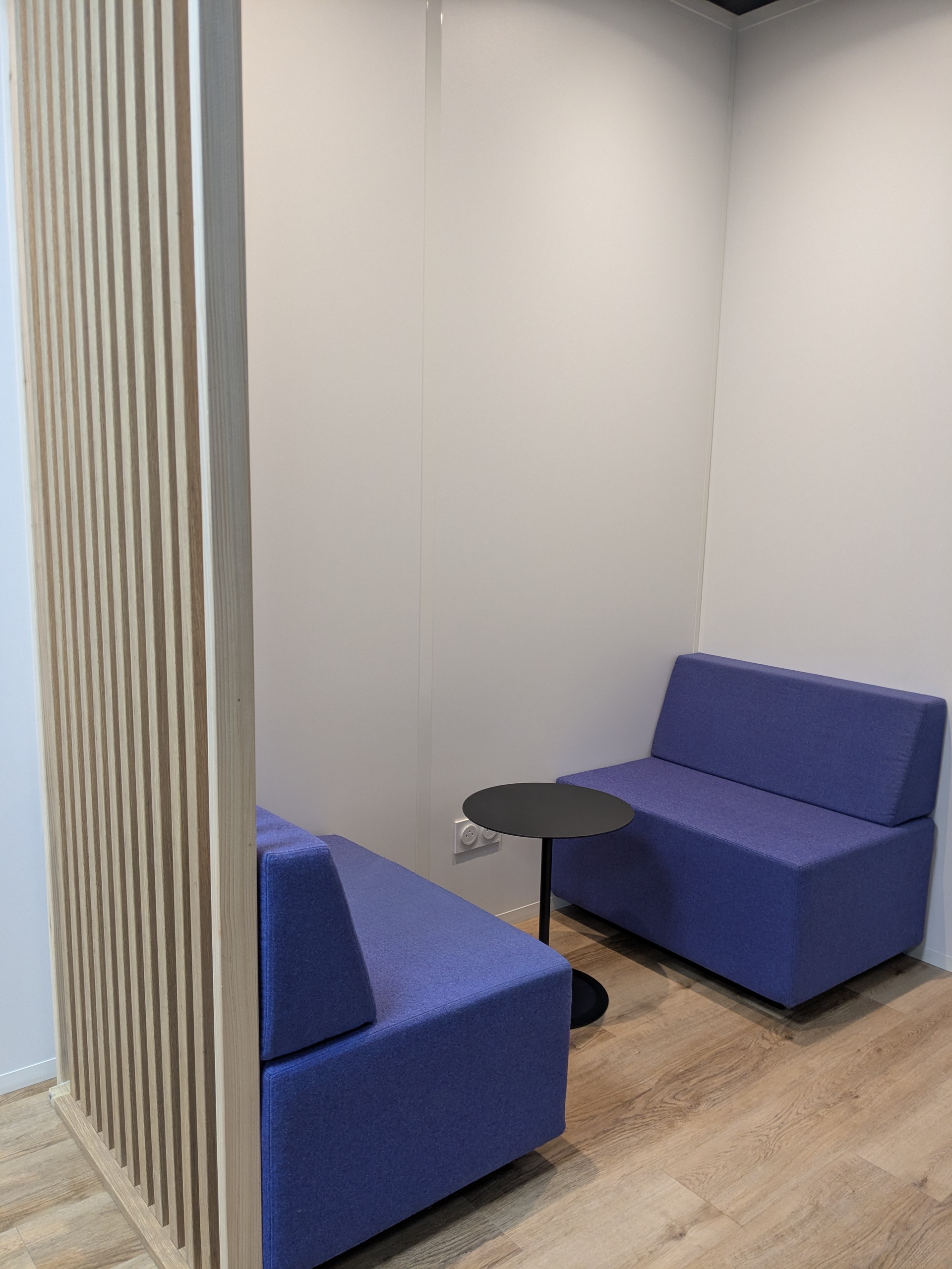 Salle de réunion à VENELLES avec une grande terrasse.